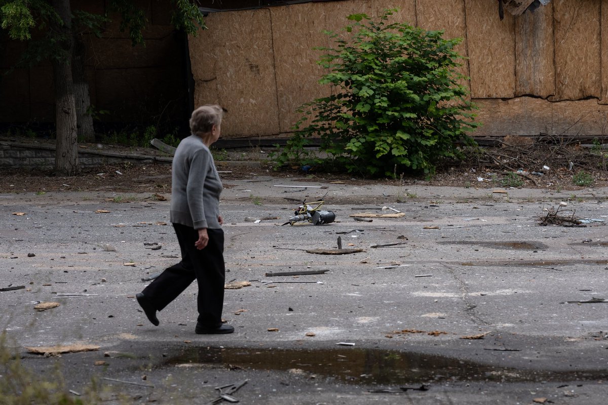 IvAnt_21's tweet photo. В будинок прилетіло кілька десятків fpv. Є загиблі і поранені. https://t.co/eTeT5wTeHg