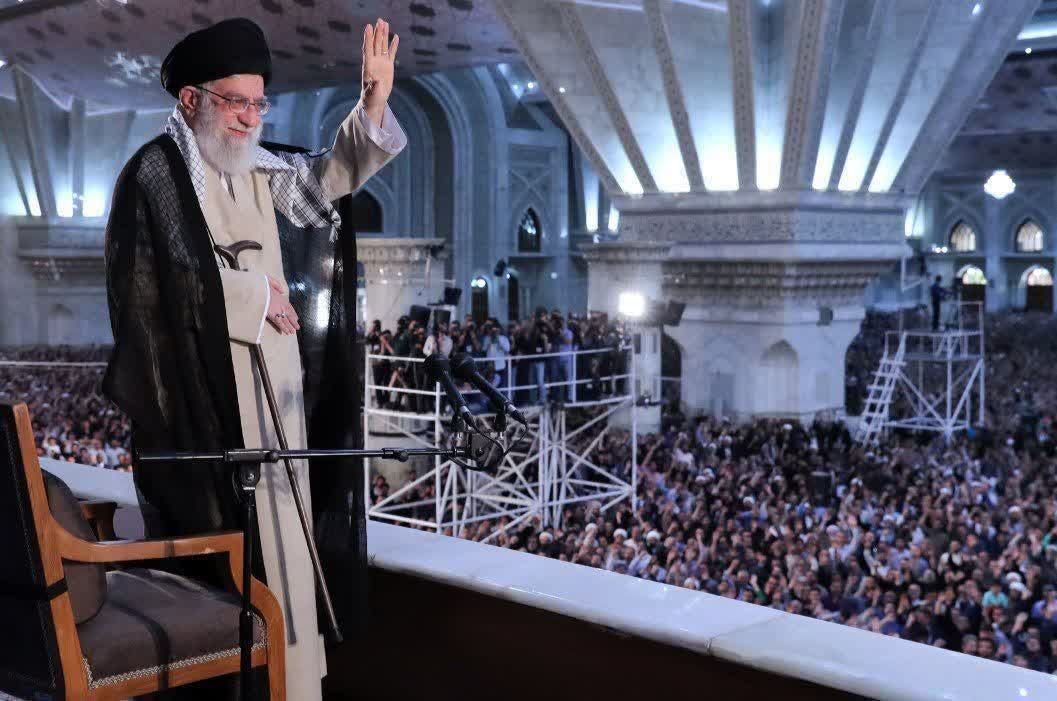 mansormahdavi's tweet photo. رهبر شهیدم با فداکاری‌هایش نشان داد که چگونه می‌توان در برابر ظلم ایستاد. در این روز بزرگ، بر ادامه راه او تأکید می‌کنیم.
#لبیک_یا_خامنه_ای https://t.co/3GM1YFbLVy