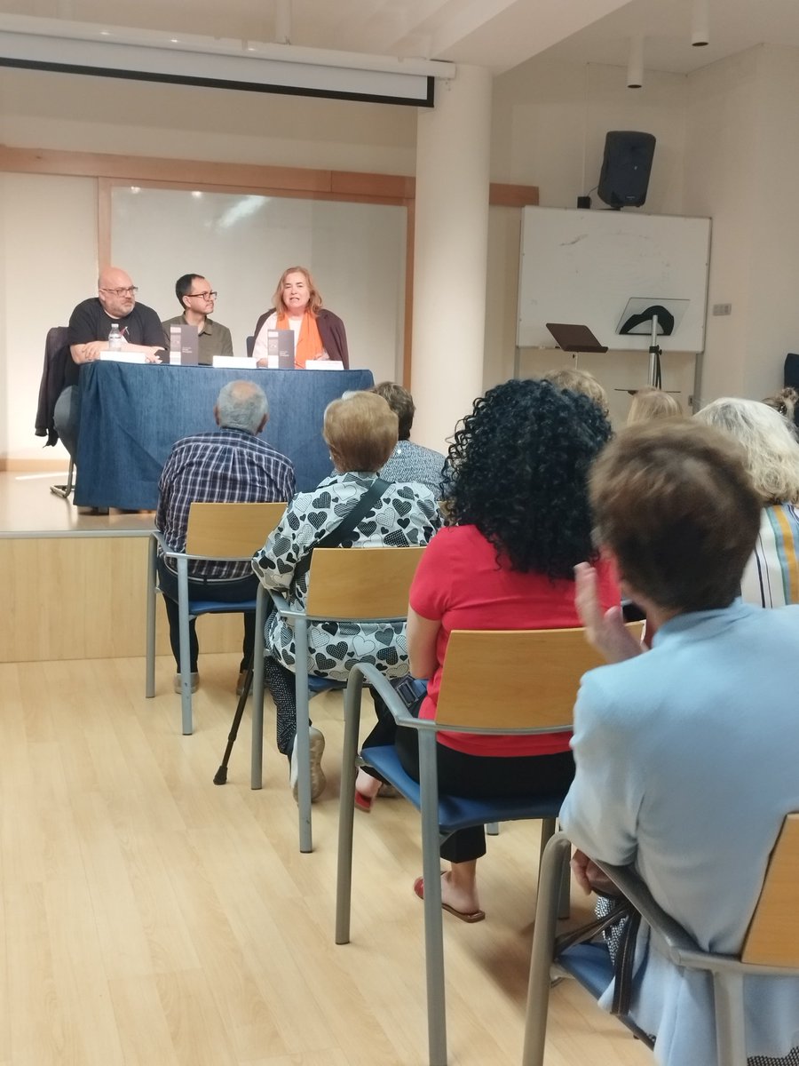 CMCLlanera's tweet photo. 📖📖 Estamos en un acto especial, Héctor Pérez Iglesias nos presenta Historial de Navegación. ¡Gracias por acompañarnos! Red Municipal de Bibliotecas de Llanera #LlaneraCultura https://t.co/dm3oAW3Vq0