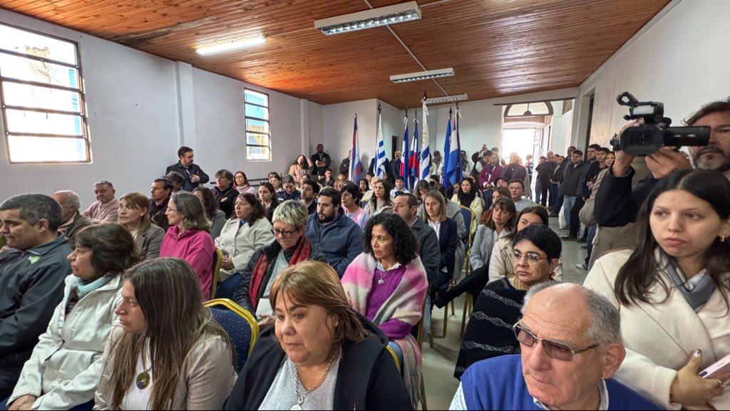 lauraraffo's tweet photo. Hoy inauguramos la fibra óptica en Porvenir, el último poblado de Uruguay de más de 1.000 habitantes que quedaba por conectar.

Un proyecto que comenzó en el período anterior y continúa hoy, demostrando que las transformaciones importantes deben trascender gobiernos y colores políticos.

Ahora vamos por las localidades de más de 500 habitantes.