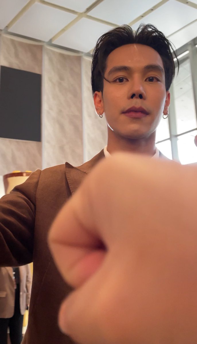 itslittlebuuu's tweet photo. นางมองอะไรวะ555555555555555 
1. รูปน้องนายหลังเคส 
2. คิดในใจว่าทำไมมีเด้กประถมในงาน https://t.co/84EAWr6vGO