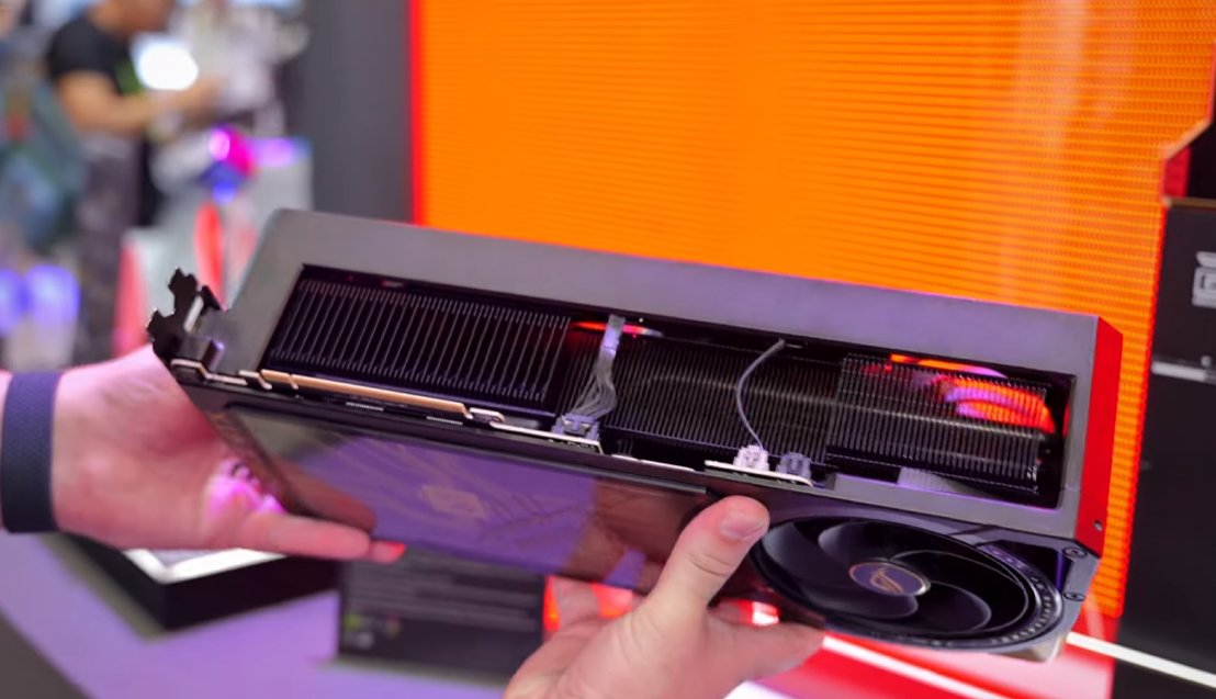 framebuffer_br's tweet photo. O mercado do PC Gaming excede na quantidade de opções o que qualquer jogador precisa para jogar bem! Essa RTX 5090 é linda e tem tantos músculos que nenhum jogador precisar de mais performance!  Essa versão 20 existe simplesmente porque a ASUS pode fazer.  https://t.co/K6CXD4L0ez https://t.co/ZP7qDJ753n
