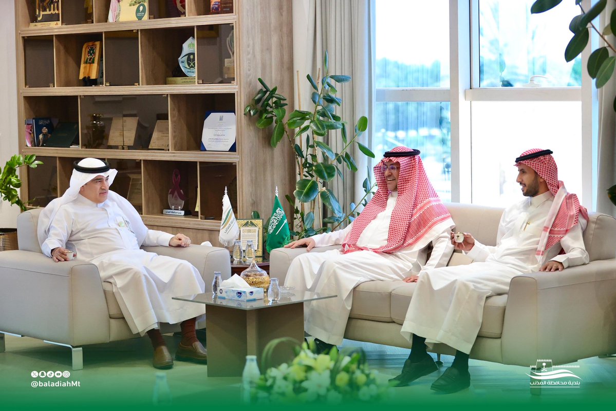 baladiahMt's tweet photo. وقع سعادة رئيس #بلدية_محافظة_المذنب د/ عبدالمحسن العمار عقداً استثمارياً مع نادي نبض القوة الرياضي لإنشاء وتشغيل نادٍ رياضي نسائي بجوارمركز الأمير سلطان الحضاري.

وذلك ضمن جهودنا لتعزيز #جودة_الحياة ودعم الاستثمار الرياضي ، وتوفير مرافق رياضية حديثة تسهم في تلبية احتياجات المجتمع https://t.co/8H9Hz7JfWL