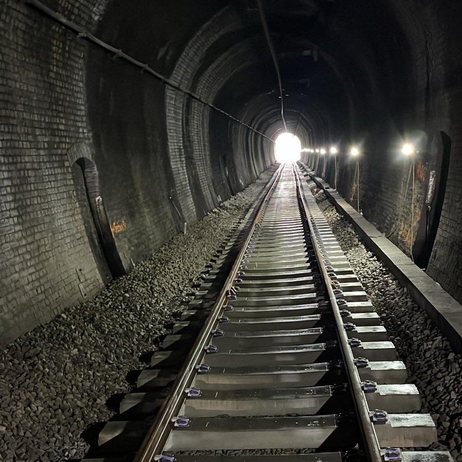 networkrailwest's tweet photo. 🛤️ Our track renewal Bristol ↔️ south Wales is going well. 

🚇We've installed new rail &amp; sleepers in the Bristol-bound Patchway tunnel, getting ready to drop &amp; compact the top layer of stone.

ℹ️ Work continues until early hours on Tuesday when train services resume @GWRHelp https://t.co/rTk9gx9xA5