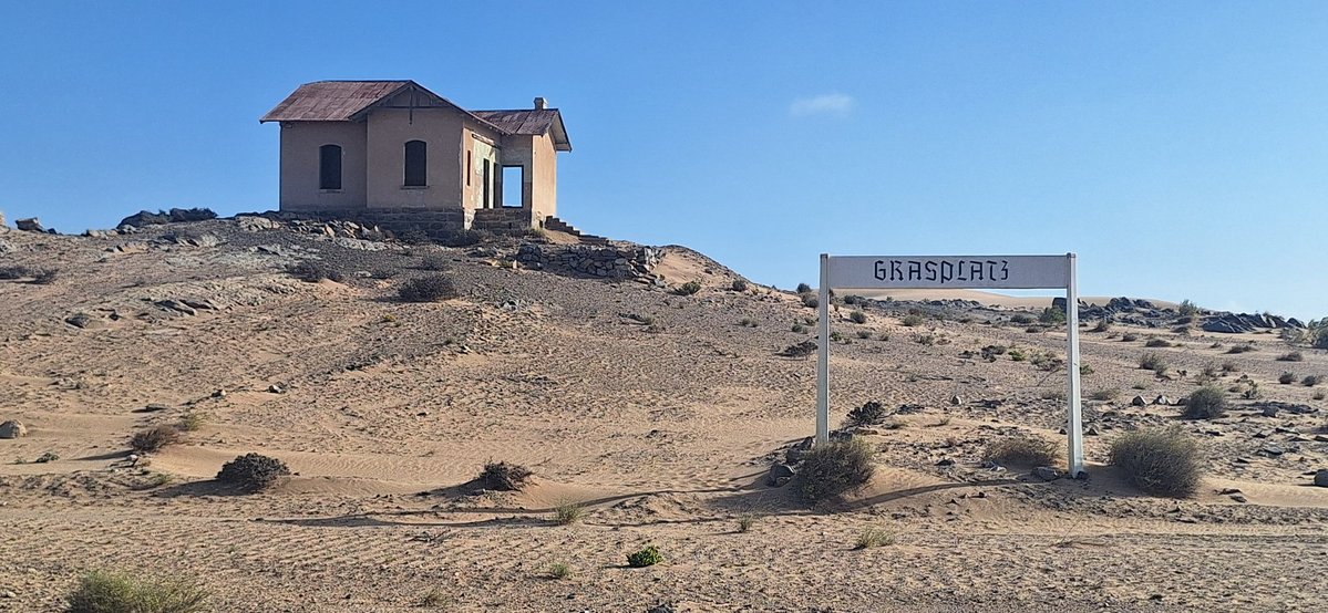A3Vol's tweet photo. Station Grasplatz
Waar is het gras?????
Where is the grass????
#Namibië #Namibia #abandoned https://t.co/00pk7X5c8M