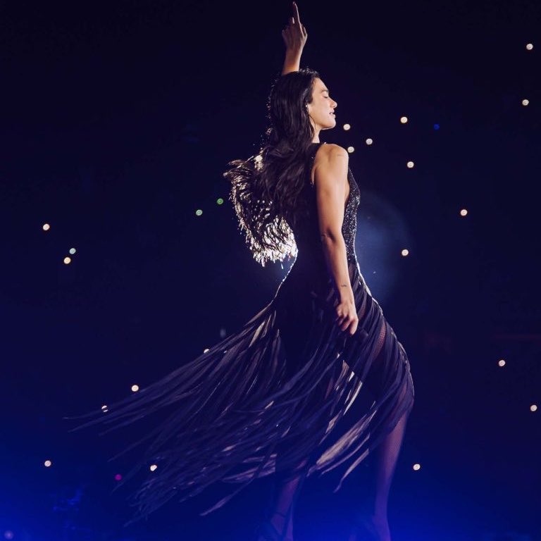 updatecharts's tweet photo. Dua Lipa possui o QUARTO maior público para um show feminino em uma única noite na HISTÓRIA do MorumBIS, com mais de 61 MIL pessoas presentes. https://t.co/C6ZPfA3W3v