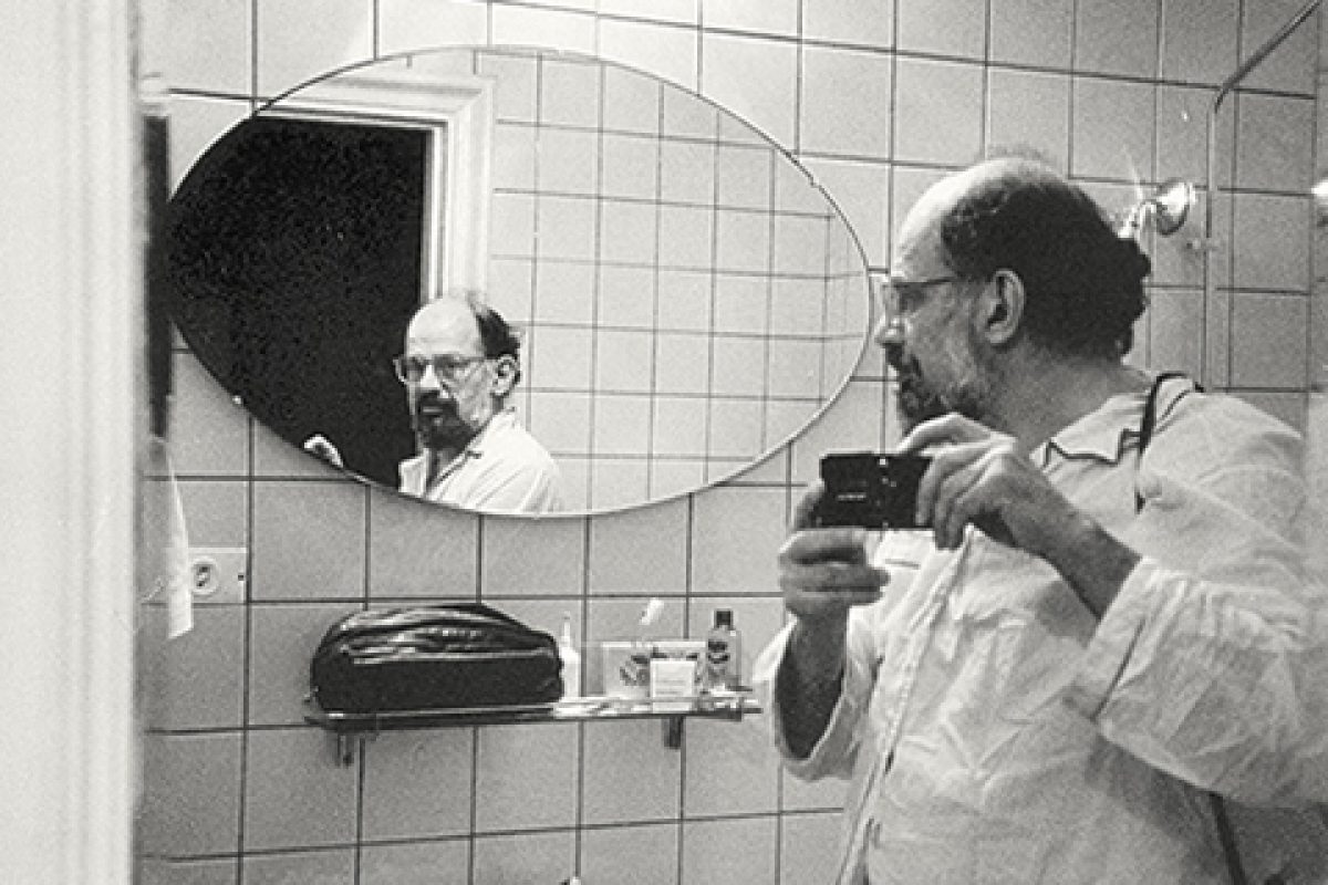 MastVlas's tweet photo. A. Ginsberg, Self-portrait in Vilnius, 1985.

Il peso del mondo è amore. 
Sotto il fardello della solitudine, 
sotto il fardello della insoddisfazione, 
il peso, il peso che trasportiamo, 
è amore.

Allen Ginsberg, 03.06.1926.

#allenginsberg #beatgeneration #peterorlovsky #howl https://t.co/pmGDPlHvo8