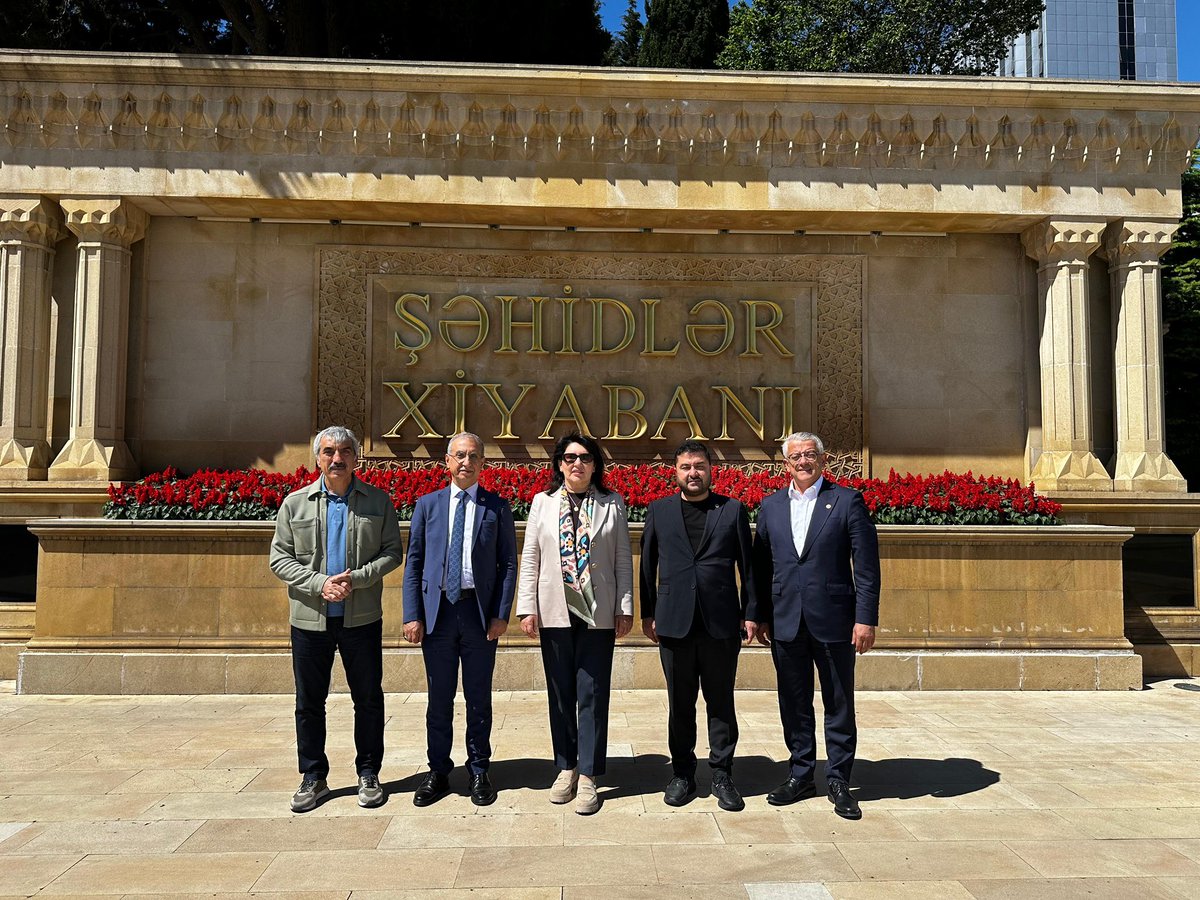 ProfDrDusak's tweet photo. 📍 Bakü

Şehitler Hiyabanı ve Bakü Türk Şehitliği’nde, ortak tarihimizin ve sarsılmaz kardeşliğimizin nişanesi olan aziz şehitlerimizi rahmet, minnet ve dualarla yâd ettik. 🇹🇷🇦🇿

Türkiye ve Azerbaycan; sevinçte de kederde de aynı yüreği taşıyan, aynı istikamete yürüyen iki devlet, tek millettir. Bugün semalarımızda özgürce dalgalanan bayraklarımızın ardında, vatan uğruna canlarını feda eden kahramanlarımızın fedakârlığı ve emaneti vardır.

Şehitlerimizin aziz hatırası, Türkiye-Azerbaycan kardeşliğinin en güçlü teminatı olarak daima yaşayacaktır.

Ruhları şad, mekânları cennet olsun.

@KaramikSunay
@ahmetsalihdal
@ErsagunYucel
@BaranYazgan2