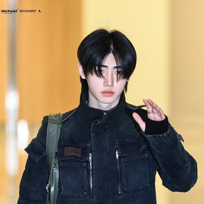 raspvenus's tweet photo. am i the only one who thinks sunghoon has a resting bitch face?? https://t.co/h4zvmzpCra