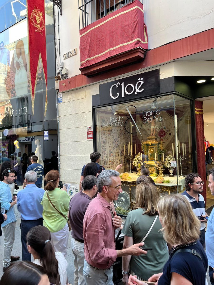HdadCorona's tweet photo. Gran ambiente entorno al escaparate de Corpus Christi realizado por nuestro grupo joven.
Calle Cuna, 50
Establecimiento: Cloë @pabloretamero_ 
#CoronaSevilla #CorpusSevilla26 https://t.co/KqVIrIdtFM