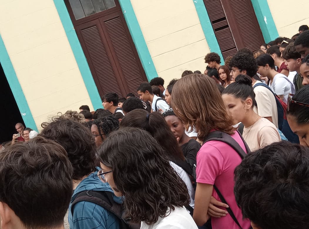 DgeMtz's tweet photo. 🔊 ¡HOMENAJE A RAÚL EN SU 95 CUMPLEAÑOS!
🏫 IPU "José Luis Dubrocq Sardiñas" realizó matutino especial.
🎖️ En honor al General de Ejército Raúl Castro Ruz.
💪 ¡Felicidades, Raúl! La juventud sigue tu ejemplo.
#RaúlEsRaúl #CubaEstáFirme #dgmemtz #CubaMined #MatancerosEnVictoria https://t.co/8c9fNVuO0u