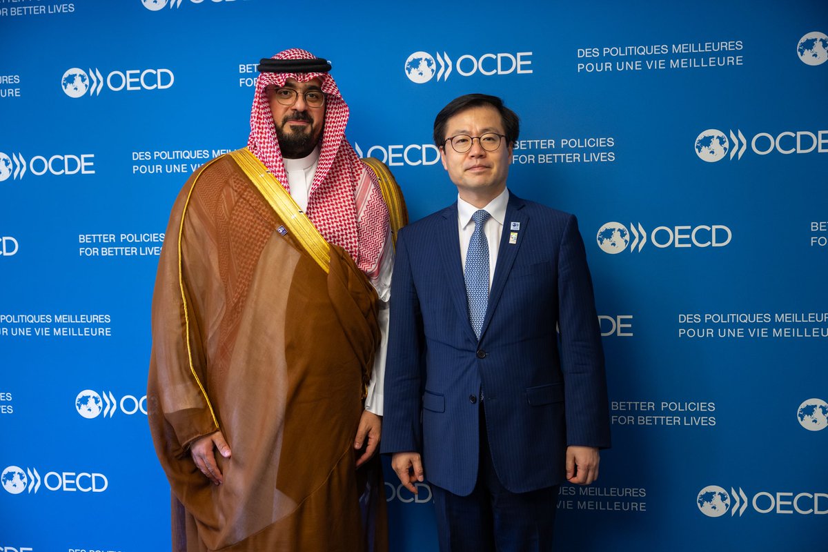 MEPSaudi's tweet photo. معالي وزير الاقتصاد والتخطيط يجتمع مع معالي وزير التجارة والصناعة والطاقة في جمهورية كوريا الجنوبية، السيد هان-كو يو، لمناقشة سُبل تعزيز مجالات التعاون الاقتصادي والتجاري والاستثماري، وآخر التطورات الاقتصادية العالمية، وذلك على هامش الاجتماع الوزاري لمجلس منظمة التعاون الاقتصادي والتنمية المقام في باريس

Minister of Economy and Planning held talks with Han-Koo Yeo, Minister of Trade, Industry and Resources of South Korea, on expanding economic, trade, and investment collaboration, and exchanging views on the latest global economic developments, on the sidelines of the #OECDministerial in Paris