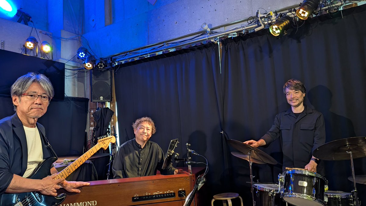 LiveOurDelight's tweet photo. 【蕨OurDelight　2026.06.03.水のライブでした】
ご来店のお客様ありがとうございました

2026.06.03.水/天野清継Gt、河合代介Org、大槻カルタ英宣Ds
---
4月末にアワデラを再開することが急遽決定し、5月分のブッキング不足に戸惑っていたところ、カルタさんが早々に声をかけてくださり、なんと天野清継さんをアワデラに初お迎えして、トリオで出演してもらえることになったわけ。こういう恩義は決して忘れないよ。
河合さん��ち込みのオルガンは最新デジタルなのにヴィンテージサウンド、ヴィンテージ筐体。
XK-7は河合さんの全面協力により開発された鈴木楽器渾身の一品。もうB3じゃなくてもいいんじゃねぇ？というサウンド。
天野さんの激しくもカラフルなギターでブルドーザ系！のソウル・ファンク風味の曲の波に呑まれながら至幸の時間でした。
秋ごろにまた聴きたいものよのう。
.