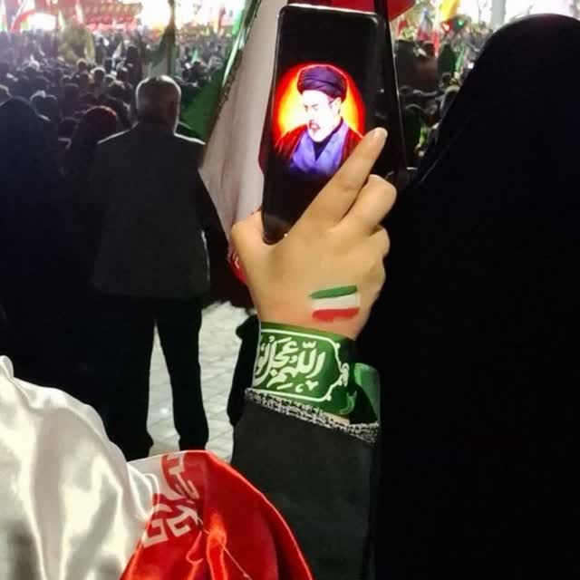 F_sayi2's tweet photo. گرچه امام خمینی(ره) و امام خامنه‌ای ش🥀هید در ظاهر در میان ما حضور ندارند، اما راه آنان زنده است و میلیون‌ها سرباز این مکتب در میدان دفاع از کشور در خیابان هادر عرصه سازندگی و پیشرفت و در صحنه‌های مختلف اجتماعی و سیاسی پاسدار آرمان‌های انقلاب اسلامی هستند.
#لبیک_یا_خامنه_ای https://t.co/PZPYCOdzDI