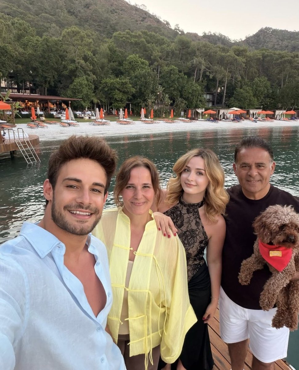 bkshieldssafiye's tweet photo. 🫶 #BatuhanKaracakaya #BirolKaracakaya #GülhayatKaracakaya #MelisaKaracakaya #Melo @bkaracakayaaa @melissakrckya https://t.co/AQ1ki1y4oU