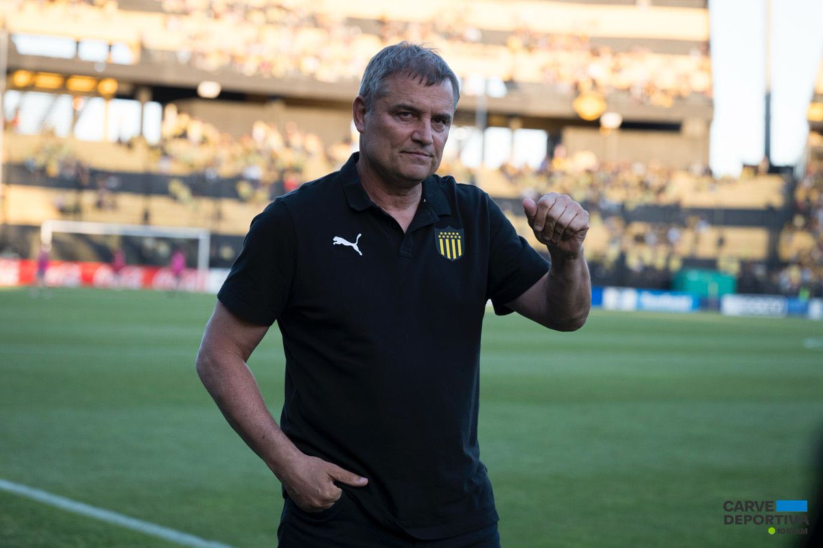 CarveDeportiva's tweet photo. 🗣️ “Luego de hablar públicamente hoy de mañana me fui a la casa de Diego, estuve dos horas con él mano a mano, lo noté con ganas de dar vuelta esto. Muy agradecido con el club por cómo se trató el tema ayer”

✍🏻 Ignacio Ruglio en #GrandesDeVerdad desde el Palacio Peñarol https://t.co/ydlZoeBlxb