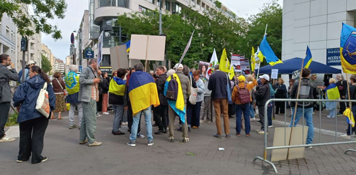 cyprien_ronze's tweet photo. Beaucoup de monde ce soir à la manifestation contre Xenia Fedorova et la propagande qu'elle déverse quotidiennement et sans contradiction sur @CNEWS.

Il n'est pas normal que dans une démocratie, un média conventionné laisse la parole à l'ancienne directrice d'une chaîne interdite en raison de ses ingérences et fake news.

Nous resterons mobilisés pour exiger des mesures de l'ARCOM et du Gouvernement.