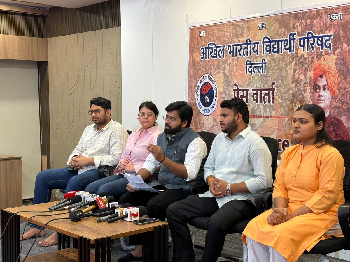 ABVPVoice's tweet photo. ओड़िशा की राजधानी भुवनेश्वर में संपन्न हुई अभाविप की राष्ट्रीय कार्यकारी परिषद में पारित प्रस्तावों एवं विद्यार्थी परिषद की आगामी योजनाओं की विस्तृत जानकारी देने हेतु दिल्ली में आयोजित प्रेस वार्ता को राष्ट्रीय महामंत्री @DrVirendraSS ने संबोधित किया।

इस अवसर पर राष्ट्रीय मंत्री @nanoma_harshit विशेष रूप से उपस्थित रहे।

#ABVPNEC2026