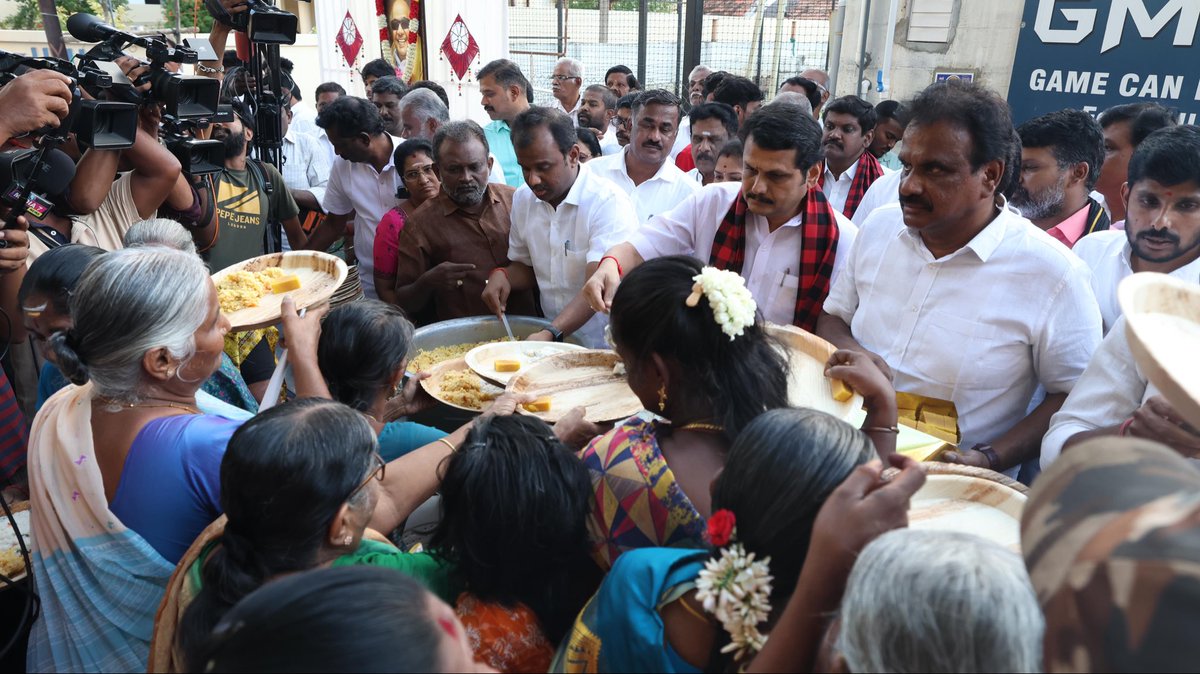 V_Senthilbalaji's tweet photo. கழகத் தலைவர், மாண்புமிகு தளபதி @mkstalin அவர்களின் ஆணைக்கிணங்க, இன்று கோவை தெற்கு தொகுதி நாகப்பன் வீதி மற்றும் சண்முகநாதன் வீதி பகுதியில், கோவை தெற்கு சட்டமன்றத் தொகுதியில், எனக்கு வாக்களித்து வெற்றி பெற வைத்த பொது மக்களுக்கு எனது நெஞ்சார்ந்த நன்றிகளை தெரிவித்த போது.. https://t.co/AMn3PlVxL7