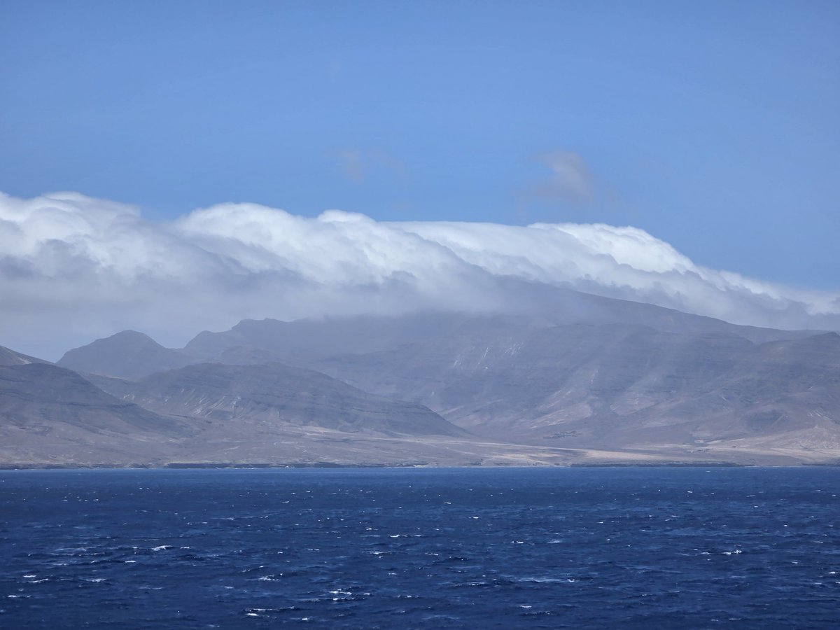 MeteoMiller's tweet photo. Efecto Foehn sobre las montañas de Jandía FTV. @CedresEdgar @EmiliaGlez1 @VickyPalmaMeteo @TiempoRTVC @MeteoGarza @MeteoSW @AEMET_Canarias @tenerife_meteo @FuerteMeteo @meteoGCcom @meteogc @GCan_weather  @AGMCan @lanzaweather @Adricor_fer @jonaymajorero https://t.co/bUeWS19y75