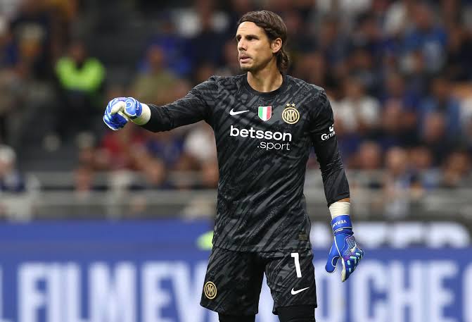 prjctfc's tweet photo. Goalkeeper Yann Sommer's future remains uncertain amid transfer interest abroad. Inter are monitoring succession plans as part of their long-term strategy. 

#transfers #Inter https://t.co/rEa6R7Luki