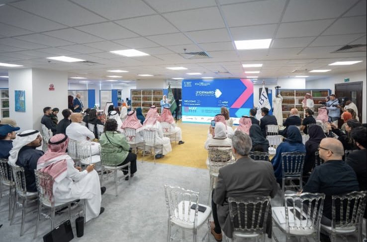 Saudi__Platform's tweet photo. تسمته جامعة الأعمال والتكنولوجيا @UBT_EDU 

أختام معرض “فورورد 2026”  يختتم فعالياته كمنصة تفاعلية تجمع الشغف والإبداع بجدة 

جدة /
اختتمت فعاليات معرض “فورورد 2026”، بتنظيم جامعة الاعمال والتكنولوجيا -كلية الإعلان -في جدة , بمشاركة أكثر من20  مشروعًا إبداعيًا متنوعًا في مجالات التصميم الإعلاني، والحملات التسويقية، والتجارب الاتصالية الحديثة، ضمن منصة سنوية تهدف إلى ربط الإبداع الأكاديمي بالواقع المهني، وتعزيز حضور المواهب الطلابية في القطاع الإبداعي والإعلاني.

ويُعد معرض “فورورد” أحد أبرز الفعاليات السنوية التي تنظمها كلية الإعلان، حيث يستعرض مشاريع التخرج والإبداعات الطلابية، إلى جانب إتاحة فرص التواصل المهني والتعاون مع نخبة من وكالات الإعلان والجهات الإبداعية المحلية والعالمية، بما يسهم في دعم الطلبة وتهيئتهم لسوق العمل.

وشهدت الفعالية  قيادات الجامعة، شركاء المعرض من رعاة ومساهمين، رؤوساء تنفيذيين لكبرى وكالات الدعاية والإعلان وبيوت التواصل، و برفقة عميدة كلية الإعلان الدكتورة هتون قاضي، اطّلعوا على المشاريع المشاركة واستمعوا إلى شرح من الطلبة حول أفكارهم الإبداعية، وأهداف المشاريع، وآليات تنفيذها بالتعاون مع عدد من الجهات الحكومية والخاصة.

وأكدت الدكتورة هتون قاضي أن نسخة “فورورد 2026” جاءت مواكبة للتحولات المتسارعة في مجالات الإعلام والإعلان والصناعات الإبداعية، مشيرة إلى أن المعرض لا يقتصر على عرض المشاريع فقط، بل يمثل بيئة تفاعلية متكاملة تسهم في تطوير مهارات الطلبة وتعزيز جاهزيتهم المهنية.

كما تضمن المعرض عددًا من الفعاليات المصاحبة، من أبرزها “تحدي الحملة الإبداعية” وشهد تنافسًا بين الفرق الطلابية على تطوير أفكار وحلول إبداعية مبتكرة، واختُتم بتتويج الفائزين من الطلاب والطالبات بتكريم الطلاب وتقديم الجوائز.