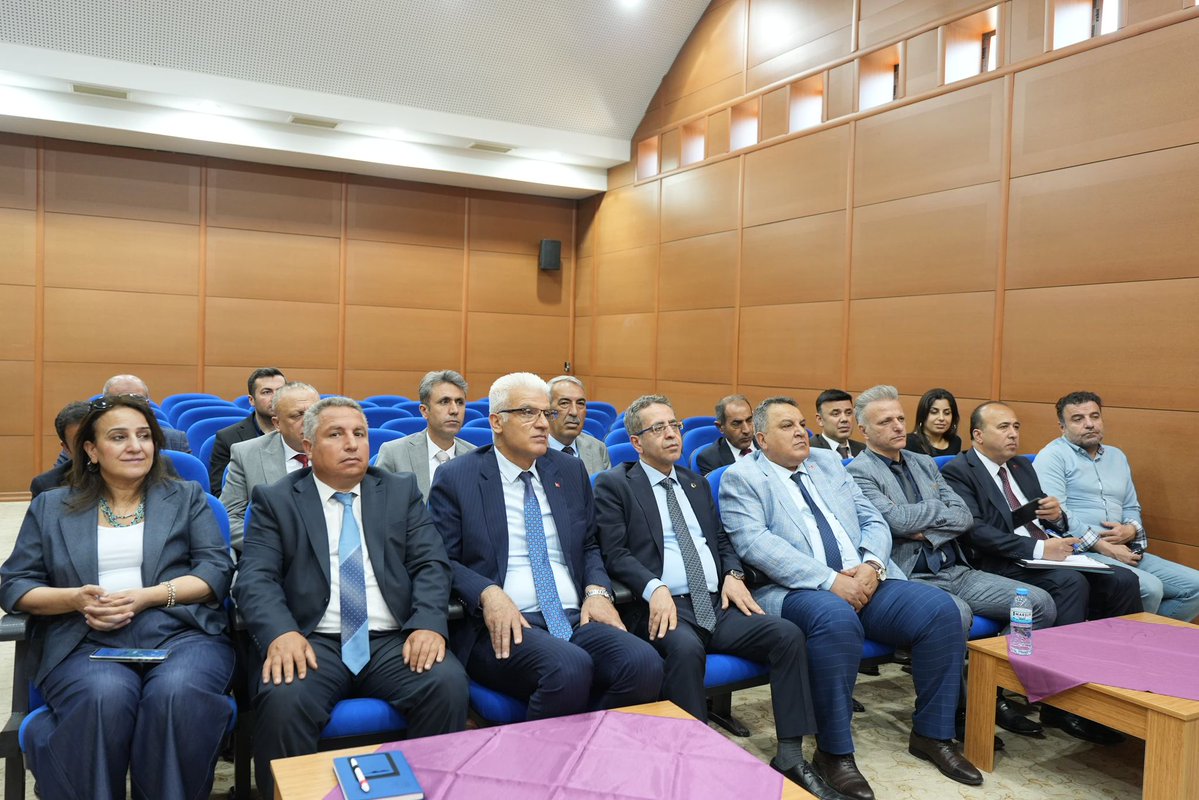 Gaziantep_MEM's tweet photo. 📌 İL MEM YÖNETİCİLERİ DEĞERLENDİRME TOPLANTISI/ 📍 ŞEHİT KARAYILAN TURİZM MTAL UYGULAMA OTELİ

İl Millî Eğitim Müdürümüz Dr. Önder Arpacı; eğitim müfettişleri başkanı, il millî eğitim müdür yardımcıları ve şube müdürlerinin iştirak ettiği İl MEM Yöneticileri Değerlendirme Toplantısı'na başkanlık etti.🤝

Ölçme, değerlendirme ve sınav hizmetlerinden mesleki ve teknik eğitime, bilgi işlem ve eğitim teknolojilerinden inşaat ve emlağa İl MEM bünyesinde tüm birim faaliyetlerinin görüşüldüğü; yeni uygulamalara dair bilgilendirmelerin yapıldığı toplantının hayırlara vesile olmasını diliyoruz.💐

@tcmeb @Yusuf__Tekin @gantepvaliligi @kemalcebervali @Dr_Onderarpaci