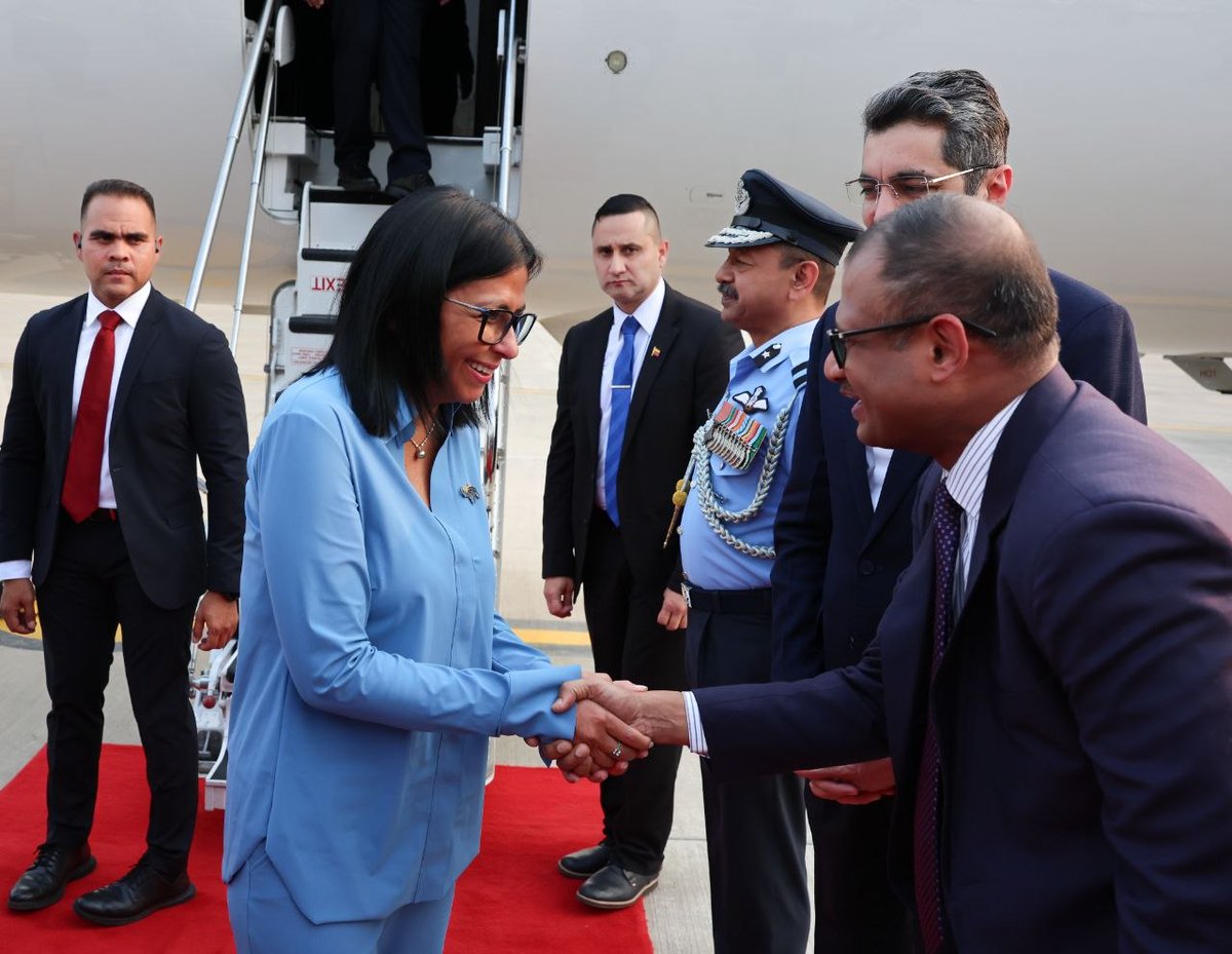 HugoChavezCmdo's tweet photo. India y Venezuela fortalecen lazos 

La presidenta (E) Delcy Rodríguez, llega a India, busca impulsar cooperación bilateral en energía, comercio, inversión, productos farmacéuticos, salud, transporte y energías renovables.

Dos naciones, futuro compartido.
#DelcyFortaleceAlianzas https://t.co/986oT5qMwY