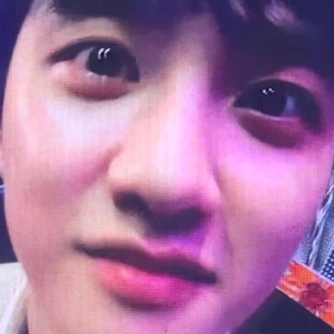 ksoonextdoor's tweet photo. the screen is fighting for its life trying to keep him inside help https://t.co/kjVfQ9ULpj