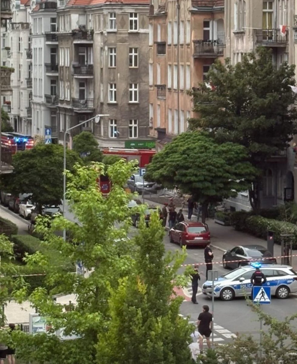 poznan_moment's tweet photo. Słowackiego straż chemiczna, żandarmeria i policja. Ewakuacja budynku i żłobka. https://t.co/V7e42Asqjc