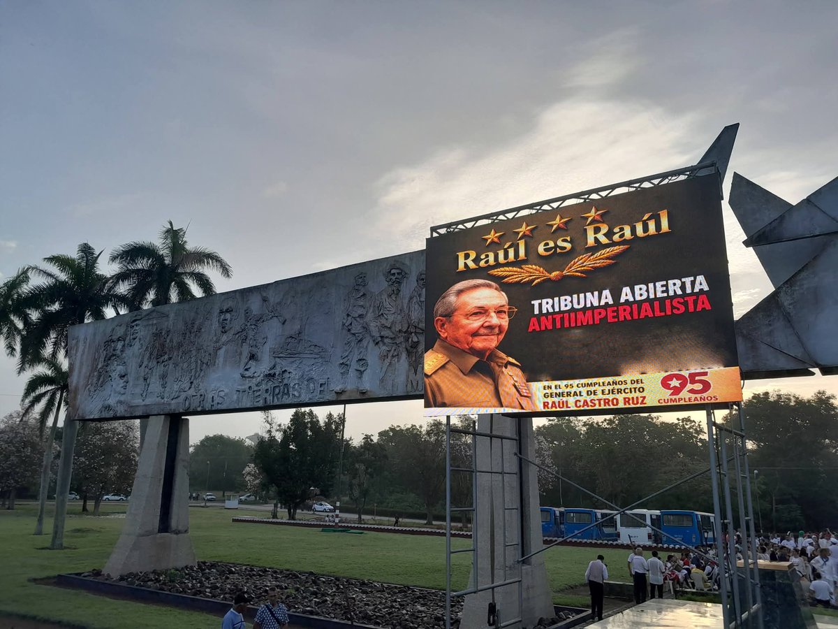 QueipoRuiz's tweet photo. ¡Muchas Felicidades General de Ejército #RaúlEsRaúl en su #95DeRaúl!
Con #HonorHolguinero más de 150 mil coterráneos en Tribuna Antiimperialista le rendimos homenaje merecido a usted por la Patria, por la dignidad y por la Revolución en la Defensa de #Cuba.
¡Venceremos! https://t.co/EVD2OmuUj8