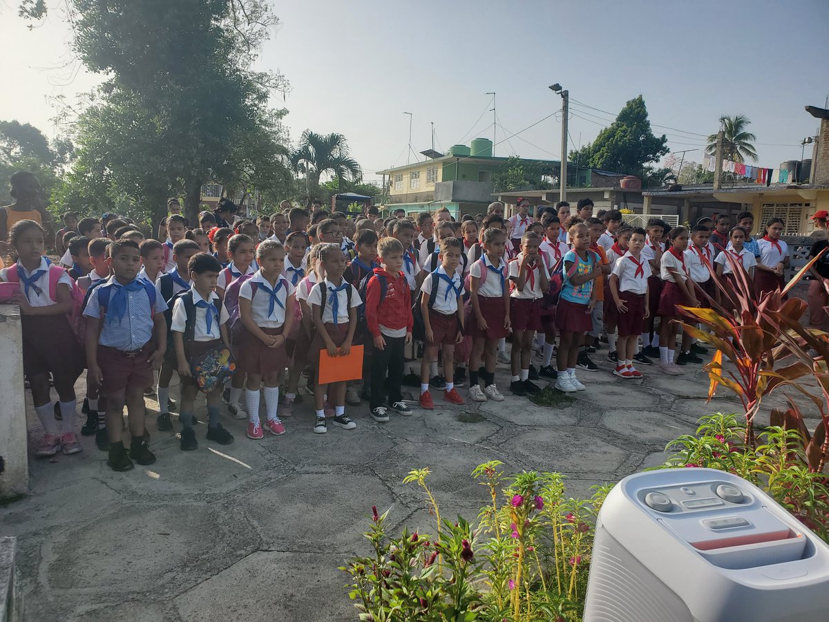 YanaidisD's tweet photo. En nuestro municipio #Contramaestre se celebra en todas las Instituciones Educativas el 95 cumpleaños de Raúl Castro @CubaMined @dpestgo @DGECtreStgo @pireyesyordanis https://t.co/P9hJZO1Cjk