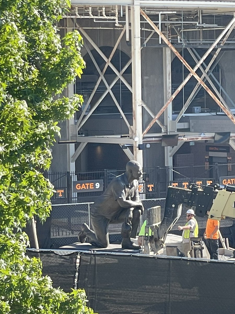 kerrywilliams_'s tweet photo. The General Neyland statue returns. The Vols are back. https://t.co/H2ruEytr28