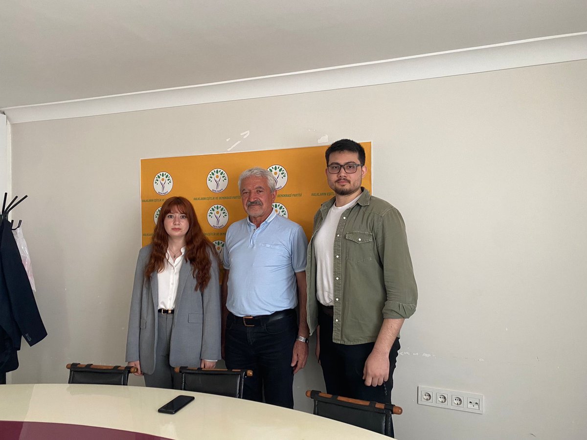 KAFFED's tweet photo. Ankara'da Siyaset Akademisi Saha Çalışmaları Devam Ediyor

KAFFED Siyaset Akademisi saha çalışmaları kapsamında DEM Parti Ankara İl Eşbaşkanı Fatin Kanat ile 3 Haziran 2026 Çarşamba günü bir  görüşme gerçekleştirildi.

Akademisyenlerimizin katkılarıyla yöntemi ve içeriği belirlenen çerçevede, Siyaset Akademisi katılımcılarımız Ebru Cengil ve Selim Ukbe Sezgin tarafından gerçekleştirilen görüşmede; toplumumuzun siyasette adil temsili, demokratik taleplerimizin gündeme taşınması, sivil toplum faaliyetleri, toplumsal katılım ve gençlerin bu süreçlerdeki rolüne ilişkin değerlendirmelerde bulunuldu. Görüşme notları, saha çalışmaları kapsamında hazırlanacak raporda değerlendirilecektir.

Siyaset Akademisi saha çalışmasına katkıları ve ekibimize gösterdikleri misafirperverlik için Dem Parti Ankara İl Eşbaşkanı Fatin Kanat'a teşekkür ediyoruz.

#kaffedgençlik
#kaffedsiyasetakademisi
#sahaçalışmaları
