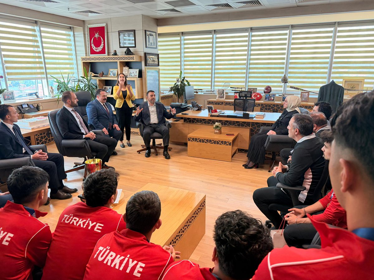 hamzayerlikaya's tweet photo. U23 İşitme Engelliler Futbol Dünya Şampiyonu Millî Takımımız, kıymetli antrenörlerimiz ve yöneticiler ile bakanlığımızda bir araya geldik.🇹🇷🏆

Ülkemizi başarıyla temsil eden Ay yıldızlı sporcularımızın varlığı bize güç katıyor.❤️

@tiesfed https://t.co/RW5FUaBKhS