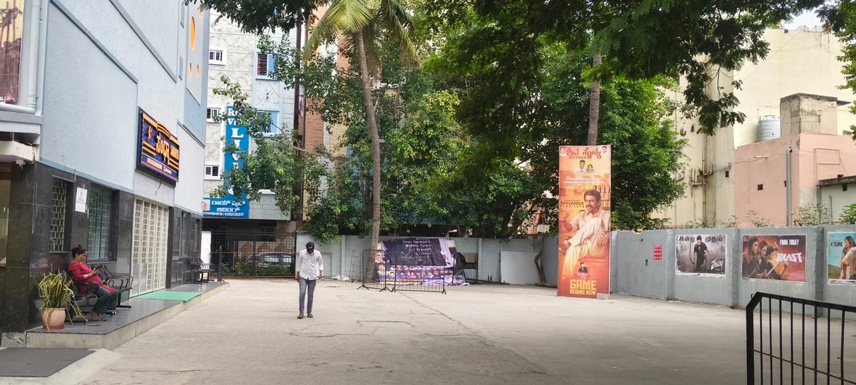 ShivaSainya's tweet photo. #Urvashi #Anjan #Brunda #Sandhya Theatre One and Only #BOSS Banners ❤️❤️❤️

All Set For BlockBuster Premiere's 🔥

#DrShivarajkumar #RamCharan #ShivaSainya 

@NimmaShivanna ❤️❤️❤️ @AlwaysRamCharan @ShivaSainya https://t.co/1CFyYfguUK