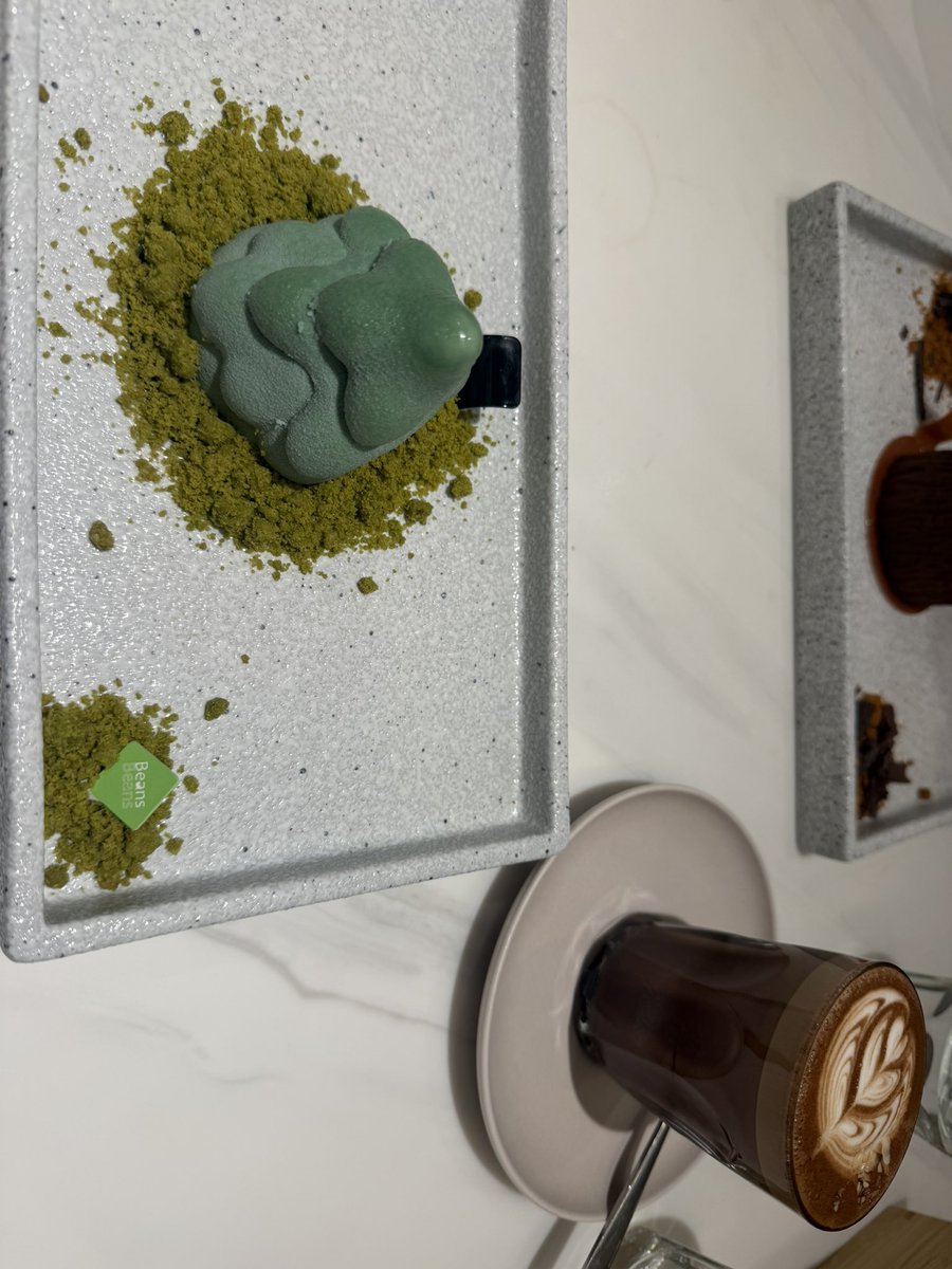 RuruVidro's tweet photo. たまたまご近所友人と近くのカフェで喋りまくろうと立ち寄ったら、なんだか見た目から怪しそうなケーキ。ピスタチオらしいが。。二人とも違うケーキ食べましたが2人とも残す‼️ もう！この香港人のセンス、嫌🤢　センス無さすぎ、無理！辞めて！子供の粘土細工！ https://t.co/5BfqmuQsxm