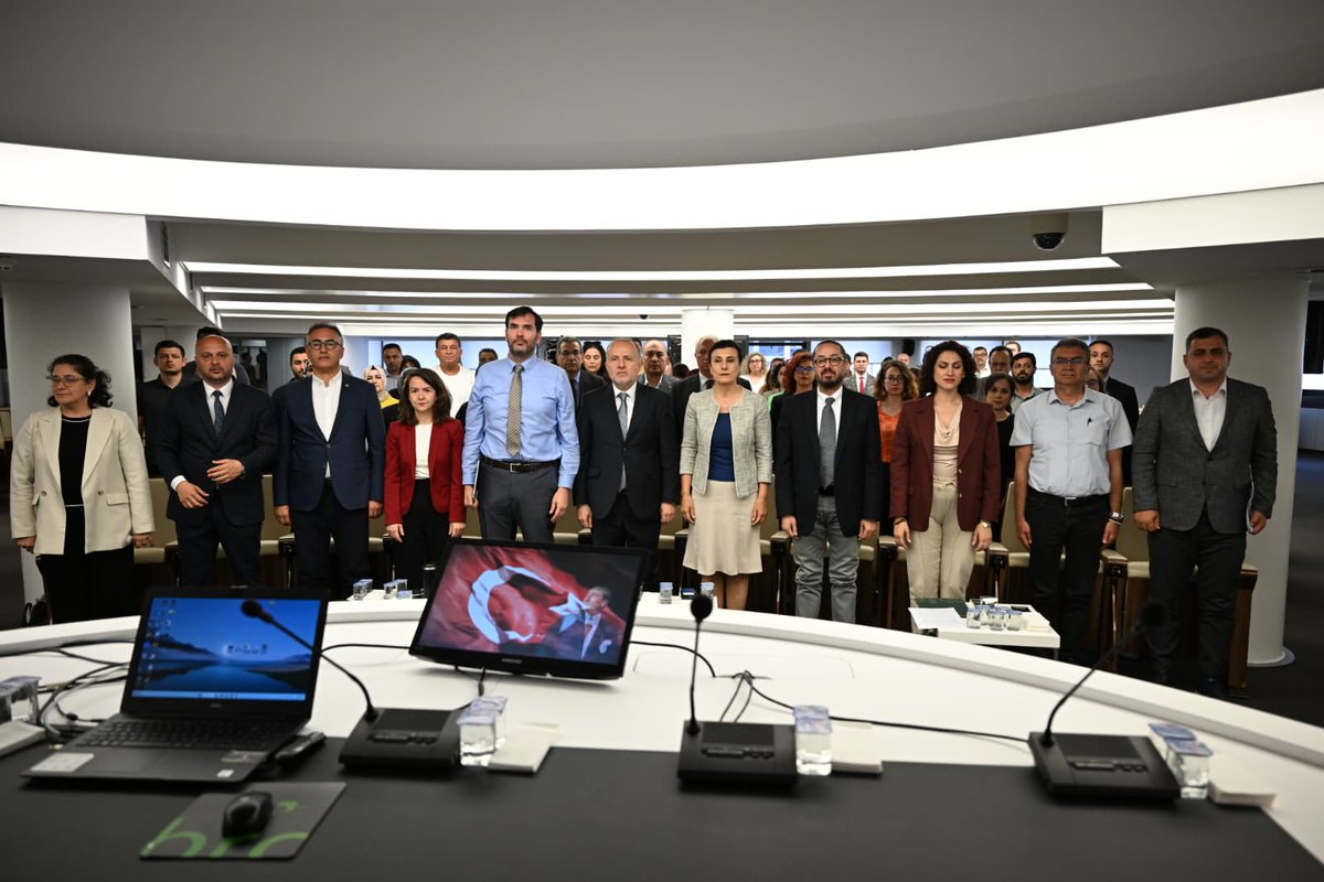 TBB's tweet photo. TBB tarafından düzenlenen “COP31 Sürecinde İklim Yönetişimi: Politika, Uygulama ve Koordinasyon Toplantısı” TBB ana hizmet binasında gerçekleştiriliyor.

Yerel yönetim temsilcileri, akademisyenler, uluslararası kuruluş temsilcileri ve iklim politikaları alanında çalışan uzmanları Ankara’da bir araya getiren toplantının açılış konuşmasını Birlik Genel Sekreter Yardımcısı Feridun Ulutaş yaptı.

Program kapsamında gerçekleştirilen çerçeve sunumda küresel iklim değişikliği ve yerel iklim politikaları ele alınıyor.

Birinci oturumda “İklim Yönetişiminde Çok Katmanlı Yapı ve Yerel Yönetimlerin Rolü (COP31 Perspektifi): Politika, Uygulama ve Koordinasyon” başlığı değerlendirildi.

#TBB #COP31 #İklimDeğişikliği #YerelYönetimler #İklimYönetişimi #Sürdürülebilirlik
