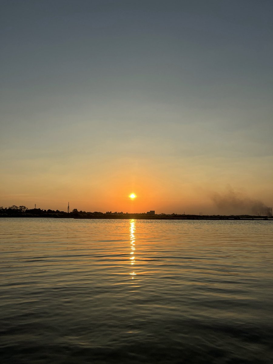 itsmekaga's tweet photo. A river never judges, it just keeps flowing!
Andโฆ. now thatโs the true vibe! โจ๐
#RiverCauvery #Trichy #ChasingSunset #Sunset #SummerEffect #GoSolo #BeautifulView #Wanderlust #KagaTheNomad https://t.co/GUODJQBWuG