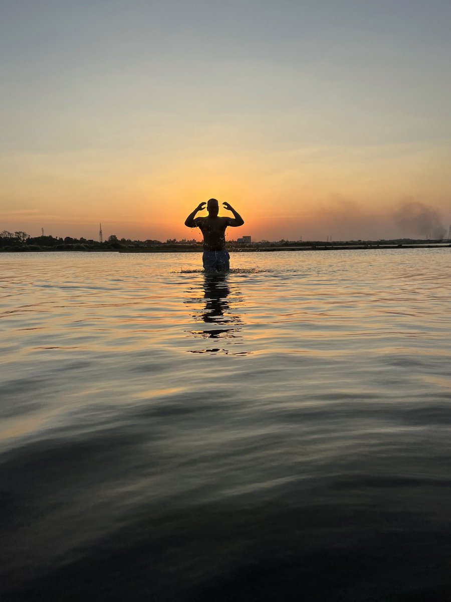 itsmekaga's tweet photo. A river never judges, it just keeps flowing!
Andโฆ. now thatโs the true vibe! โจ๐
#RiverCauvery #Trichy #ChasingSunset #Sunset #SummerEffect #GoSolo #BeautifulView #Wanderlust #KagaTheNomad https://t.co/GUODJQBWuG