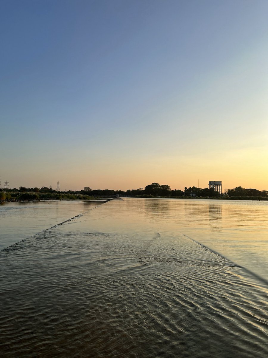 itsmekaga's tweet photo. A river never judges, it just keeps flowing!
Andโฆ. now thatโs the true vibe! โจ๐
#RiverCauvery #Trichy #ChasingSunset #Sunset #SummerEffect #GoSolo #BeautifulView #Wanderlust #KagaTheNomad https://t.co/GUODJQBWuG