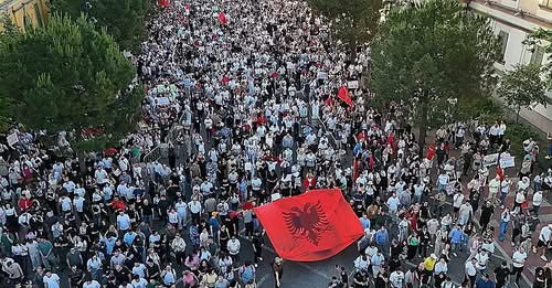 EditionsHanif's tweet photo. "Des milliers d’Albanais ont manifesté à Tirana pour le 2e soir consécutif afin de réclamer l’annulation d’une vente de terres agricoles destinée à un projet de complexe touristique lié à la société d’investissement de Jared Kushner". https://t.co/sVQU3azJA6