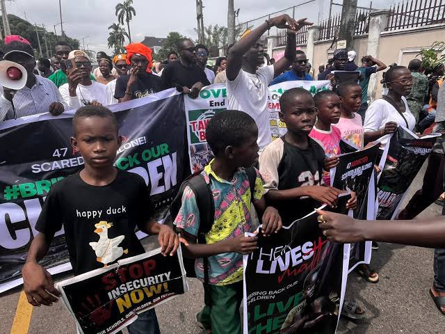 PulseNigeria247's tweet photo. Protests hit several Nigerian states as residents demand the immediate rescue of schoolchildren and teachers abducted by gunmen in Oyo State.

States with ongoing protests include, Oyo, Ogun, Ondo, Osun, Bayelsa, Delta, Kano, Edo, Plateau, Taraba, Lagos, Enugu, and Abuja https://t.co/4F1pbA7Yuh