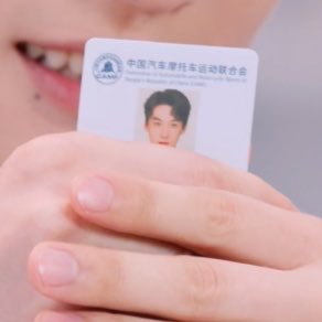 wazzanbi's tweet photo. 한명은 레이싱 면허증 , 한명은 운전 면허증 자랑하는 거 진짜 연상연하 확 느껴져서 죽겟네 ... 연하 [실습] 딱지 붙이고 달리고 고속도로 탈 때도 3년 이상 숙련자 데리고 타야 할 때 연상은 헬멧 쓰고 레이싱복 입고 트랙 위를 달린다니 이런 리디부부 같은 모습 개굿 https://t.co/tbXEOzILmZ