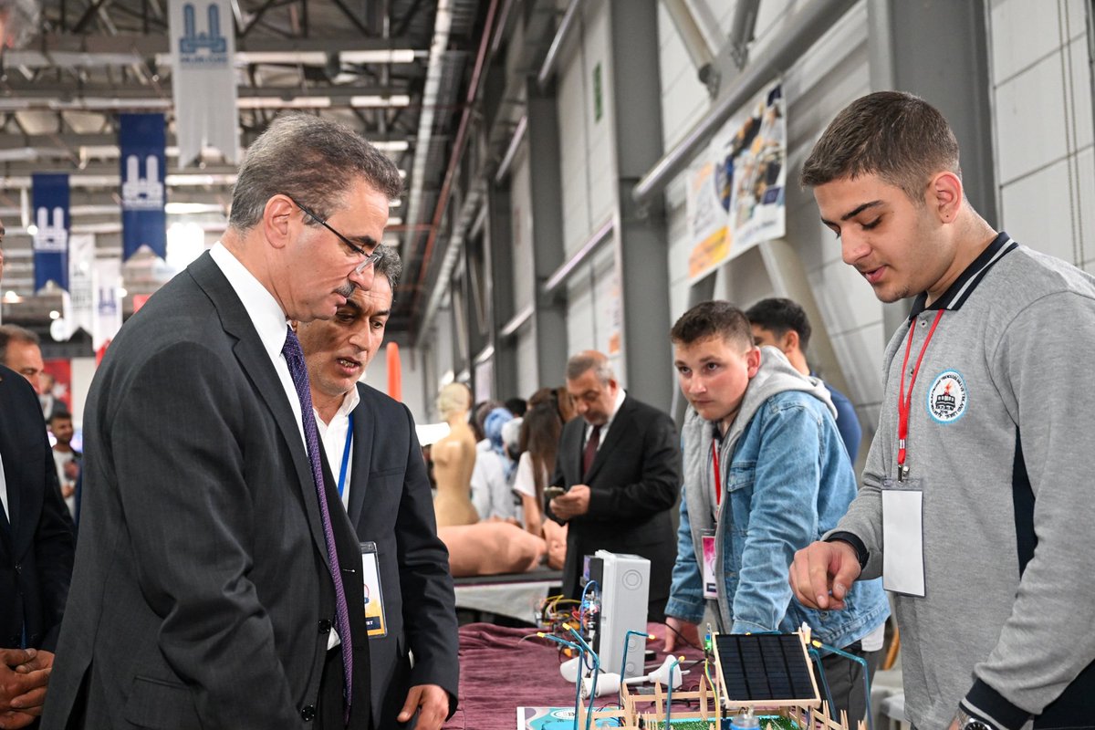 Erzurum_Mem's tweet photo. 🎓🔧✨ Maarifin Kalbinde Marifetli Gençlik Meslekî ve Teknik Eğitim Fuarı, Recep Tayyip Erdoğan Kongre ve Fuar Merkezi’nde yoğun katılımla gerçekleştirildi.

🥁 Mehteran Takımı eşliğinde gerçekleştirilen kortej yürüyüşüyle başlayan programa; Erzurum Valimiz Sayın Aydın Baruş, Erzurum Büyükşehir Belediye Başkanı Sayın Mehmet Sekmen, Vali Yardımcı Sayın Mehmet Faruk Kazdal, İl Emniyet Müdürü Sayın Onur Karaburun, AK Parti Erzurum İl Başkanı Sayın İbrahim Küçükoğlu, Millî Eğitim Bakan Danışmanı Sayın Teoman Kümbet, Millî Eğitim Bakanlığı İşyeri Tabanlı Mesleki Eğitim Daire Başkanı Sayın Durmuş Can ve İl Millî Eğitim Müdür Vekilimiz Sayın Orhan Beyazlı katıldı.

🚀📚 Meslek liselerimizin hazırladığı projeler, teknolojik çalışmalar ve yenilikçi tasarımlar ziyaretçilerin beğenisine sunulurken; öğrencilerimizin bilgi, beceri ve üretim gücü büyük takdir topladı.

🤝🏭 Eğitim ile sektör iş birliğini güçlendiren fuar, gençlerimizin mesleki yetkinliklerini sergilediği önemli bir buluşma noktası oldu.

🇹🇷 “Üreten Gençlik, Güçlü Türkiye” hedefiyle geleceğe değer katan tüm öğrencilerimizi, öğretmenlerimizi ve emeği geçenleri tebrik ediyoruz.

#MaarifinKalbindeMarifetliGençlik
#ZİRVEDEEĞİTİMERZURUMDAGELECEK 

@tcmeb @Yusuf__Tekin @tcmeb_mtegm @skaygusuz @ekicis20