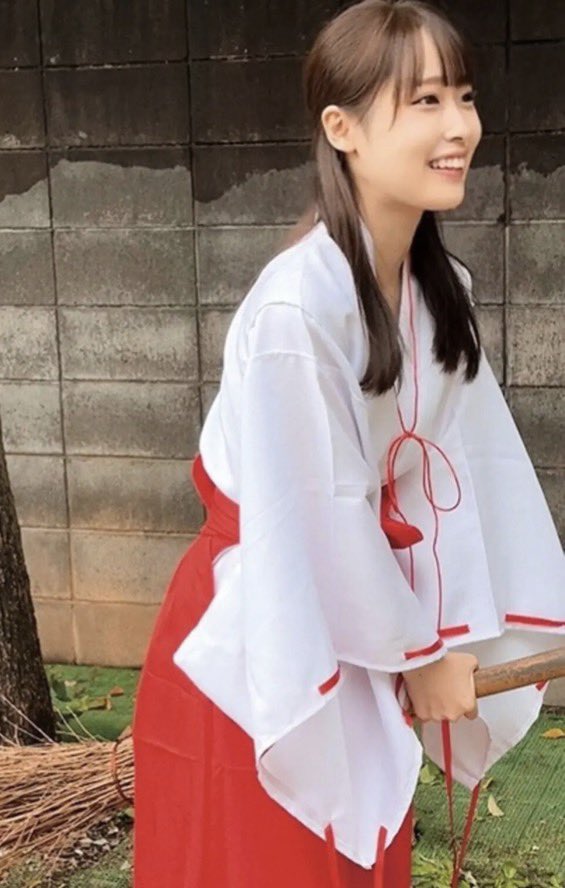 nurekujira's tweet photo. フレンドと巫女服で八〆

https://t.co/zwhakxT1gK https://t.co/ADFyUfggkA