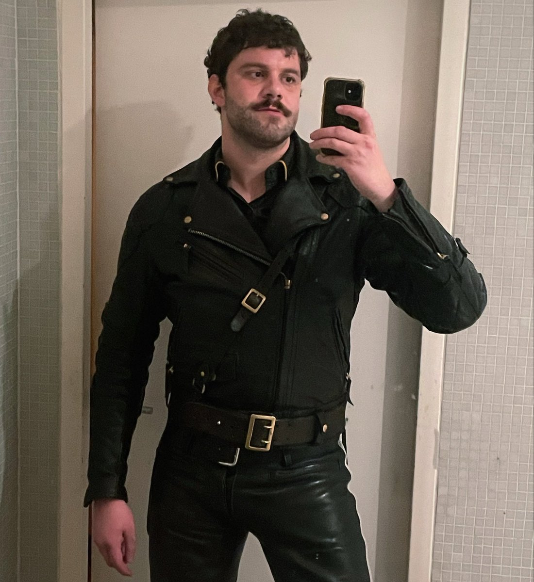 flb3678's tweet photo. #gayFrance #GayFrench #Leather #homo #GayFetish #GayLeather #Versa https://t.co/p7babmTFTi
