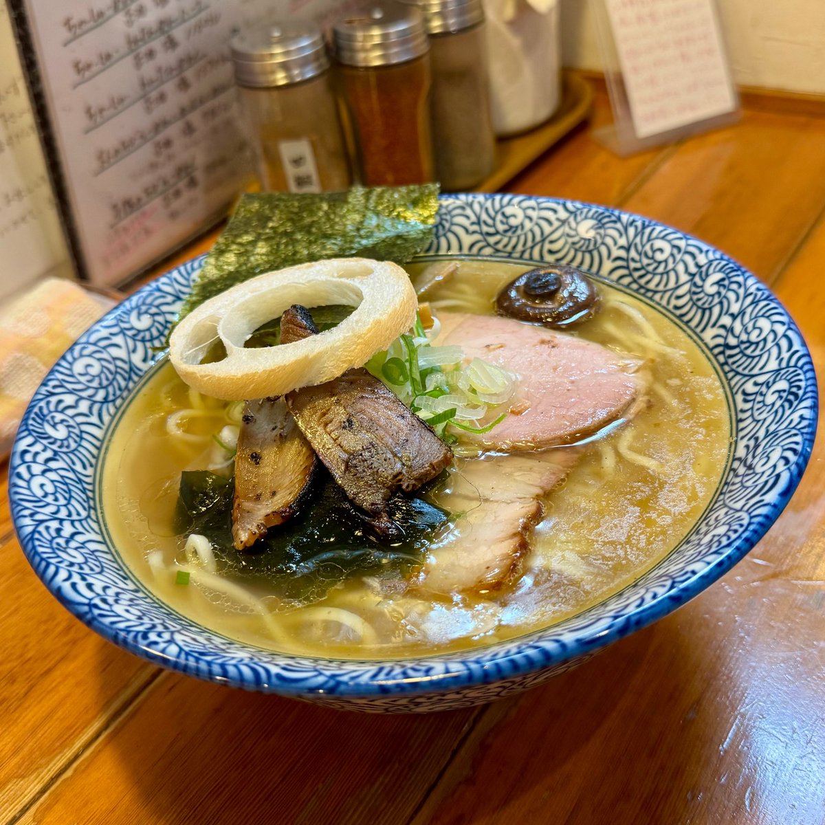 Tetsulow55's tweet photo. らーめん森や。 @ 長沼

🍜潮鰹そば

お仕事終わりの森や。さん

いつも通りの日常
神奈川帰ってきたなぁと思える
とっても落ち着く空間

美味しいらーめん
おふたりと過ごせる時間

やっぱり森や。さん最強だな︎⤴︎︎⤴︎

よしさん、ちこさん
今日もご馳走さまでした🙇‍♂️ https://t.co/wsx4vjJ7jB