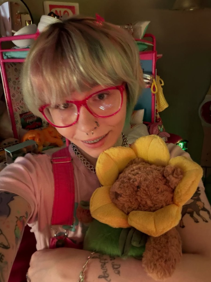dutifuldolly729's tweet photo. 🌻🌻🌻 https://t.co/Oak0lvOZdi
