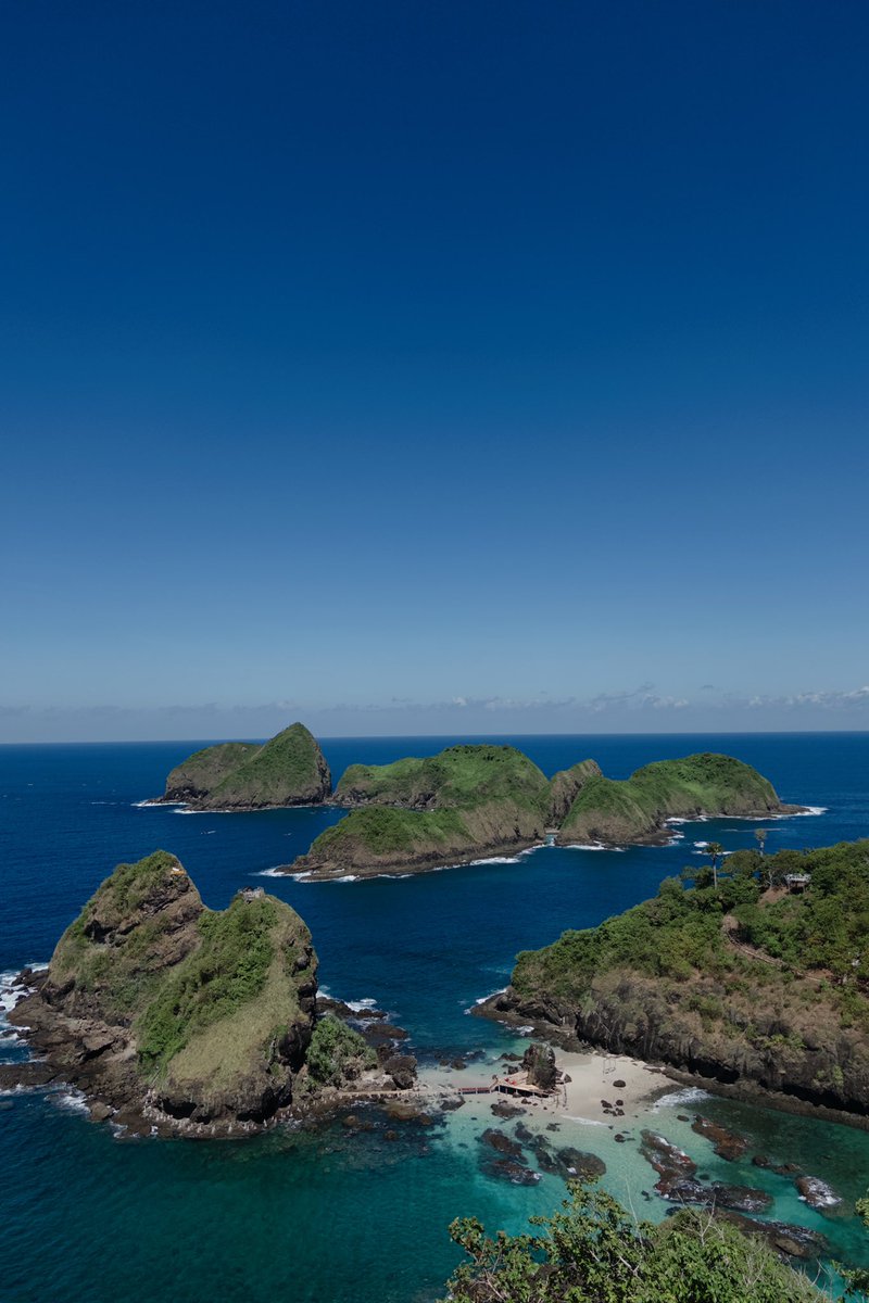 shasaspacee's tweet photo. banyuwangi part green island was 100/10 for the view, tp buat antre ±1 jam dan difotoin sama petugasnya was 2/10. it’s better for u guys to take lot of photos by urself n friends since agak lumayan ya tenaga buat naik ke lokasinya https://t.co/f7M3piaGCf